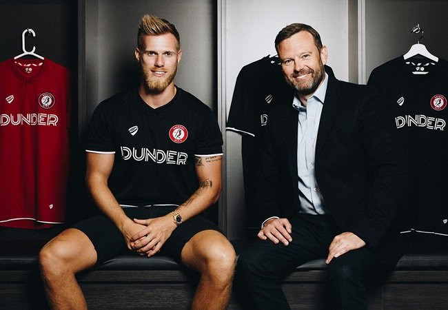 Trên trang chủ của mình, Bristol City vui mừng thông báo chiêu mộ thành công Tomas Kalas. Cầu thủ người Séc gia nhập đại diện Championship theo bản hợp đồng trị giá 9 triệu euro, một kỷ lục trong lịch sử của đội chủ sân Ashton Gate.