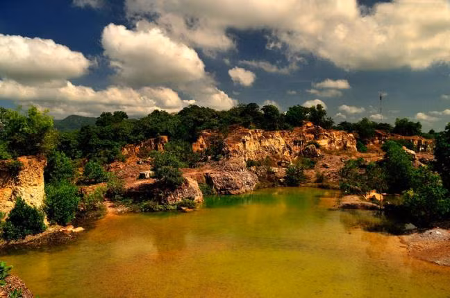 Hồ có độ sâu 17m, tuy nhiên do trước đây từng là nơi hoạt động khai thác đá, nên bạn tuyệt đối không nên tắm hoặc lội xuống hồ để đảm bảo an toàn.