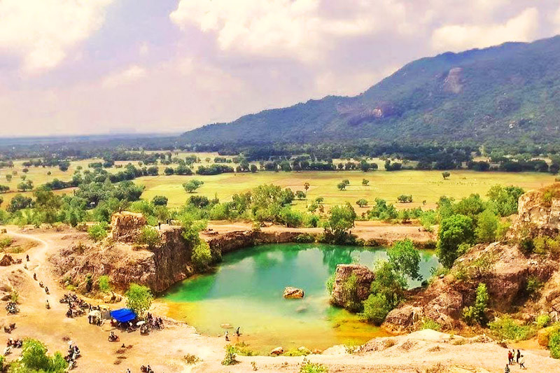 Xung quanh hồ, du khách có có cơ hội được chiêm ngưỡng cảnh ruộng lúa hoang sơ, gợi lên cảm giác rất mộc mạc, bình yên đến lạ.
