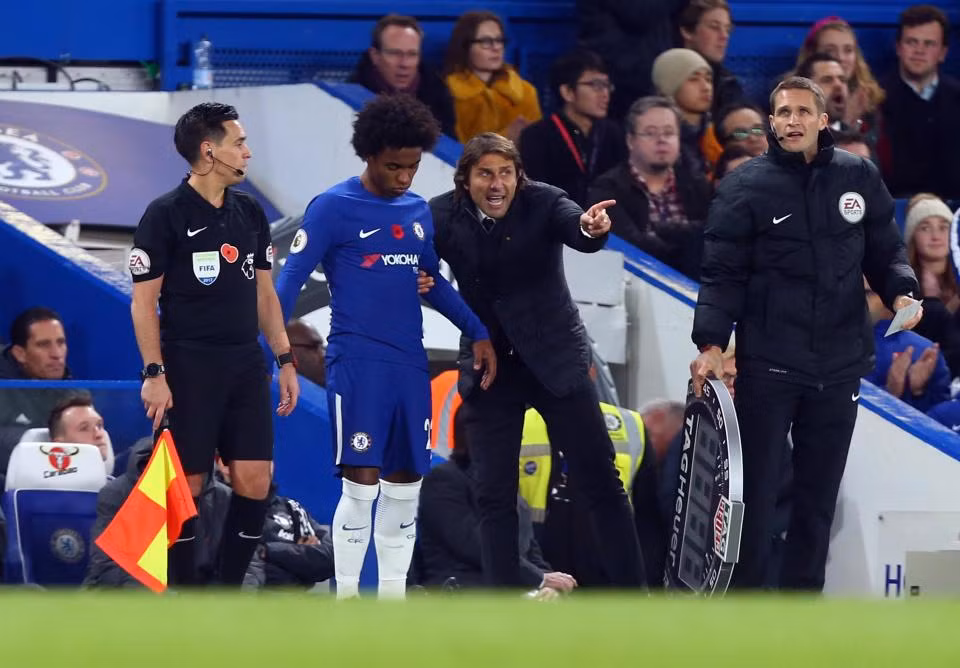 Biết tin Willian định tháo chạy khỏi London, HLV Mourinho lập tức giang tay chào đón, sẵn sàng trả cho Chelsea 40 triệu bảng để có được sự phục vụ của cậu học trò cũ.