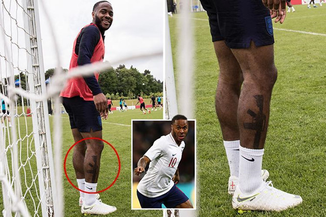 Ngoài việc tỏ ra không hài lòng, có không ít CĐV còn yêu cầu ĐT Anh nên “tống cổ” Sterling về nước, không cho tham dự World Cup 2018. Điển hình, như nickname Nick Mary cho rằng: "Hình xăm của Sterling thật kinh tởm. Anh ta nên biết xấu hổ. Nếu Sterling không xóa nó hoặc xăm hình khác đè lên thì nên cho anh ta sớm rời World Cup."