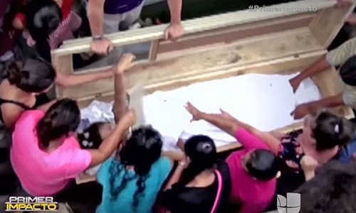 Hoang hot xac chet tu duoi mo dap quan tai keu cuu