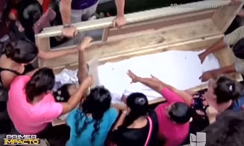 Hoang hot xac chet tu duoi mo dap quan tai keu cuu