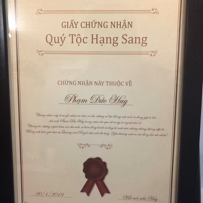 Sinh nhật của Đức Huy vừa xong, cầu thủ này đã khoe món quà do "Hội nói xấu Huy" tặng ngay.