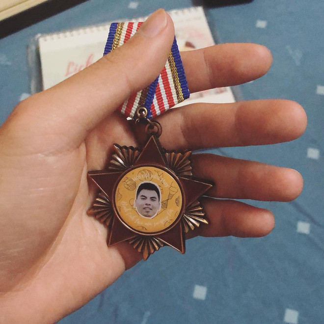 Tấm bằng khen được làm hoành tráng như tấm bằng vinh nhân nhân viên xuất sắc trong công ty dịp cuối năm cực oách đã được fan gửi tới cầu thủ Việt Nam - Phạm Đức Huy.