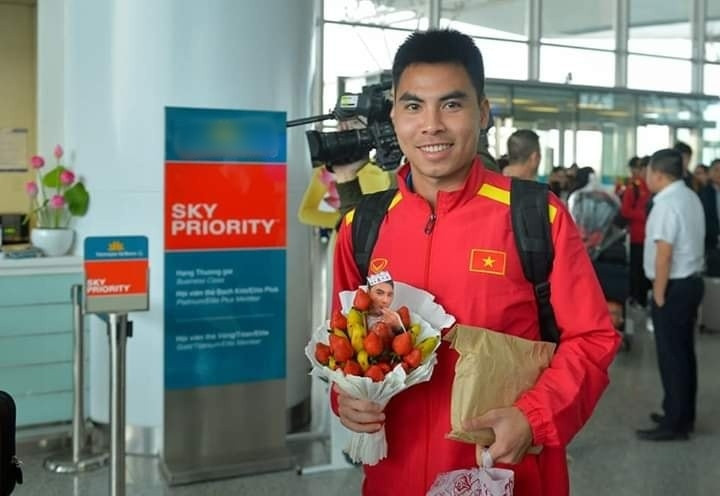 Trước đó, Đức Huy nhận không ít những món quà dễ thương từ các fan như bánh gấu, hay bó hoa làm bằng hoa quả.