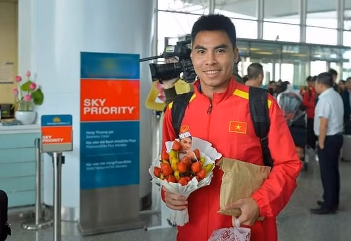 Trước đó, Đức Huy nhận không ít những món quà dễ thương từ các fan như bánh gấu, hay bó hoa làm bằng hoa quả.