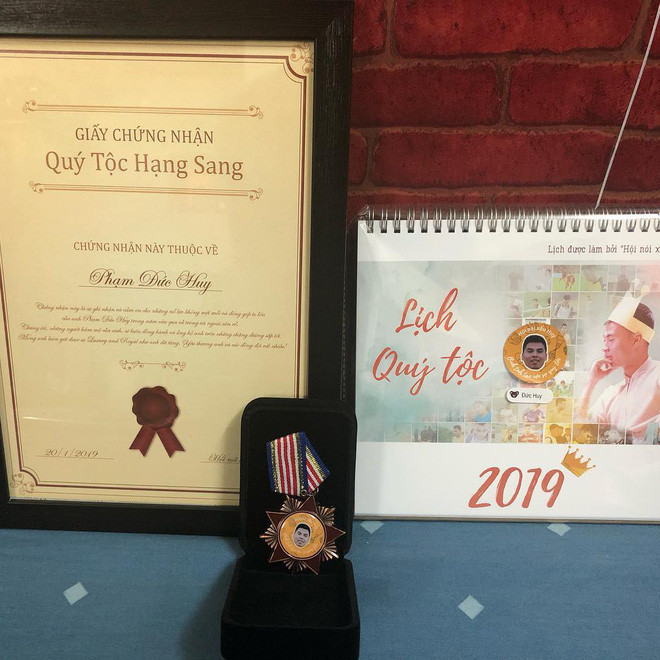 Không phải món quà bình thường mà đó là 1 tấm bằng khen to đùng có tên: "Giấy chứng nhận quý tộc hạng sang". Đã quý tộc rồi mà còn sang nữa - hơn người ta một bậc mới chịu.