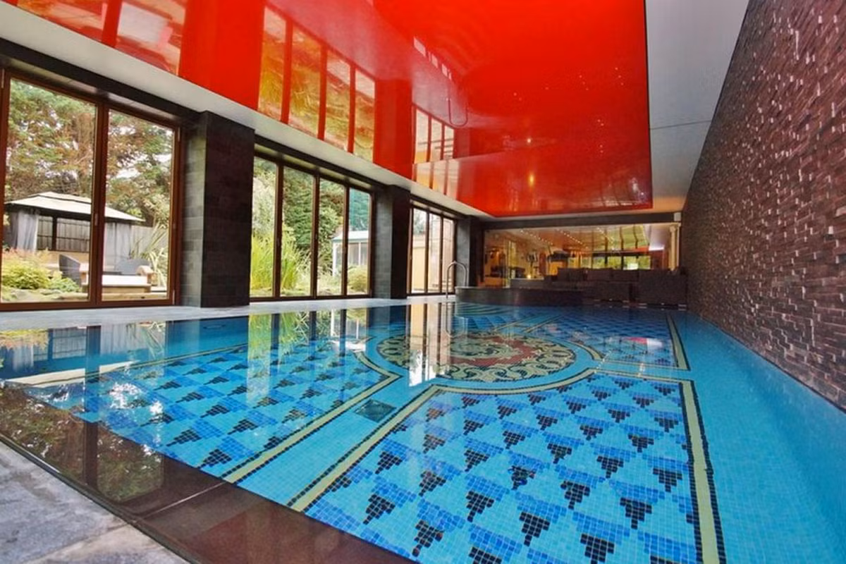 Hồ bơi mang đậm tính nghệ thuật trong biệt thự của Sterling.