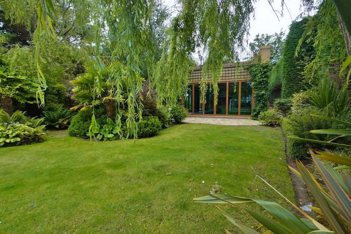 Một không gian xanh trong căn biệt thự 1,5 triệu bảng đang được Sterling rao bán.