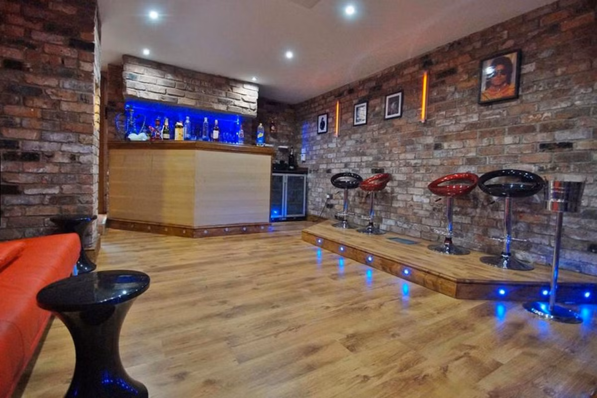 Vì thần tượng Michael Jackson nên Sterling đã dành riêng một căn phòng để trưng bày những kỉ vật của ông vua nhạc Pop.