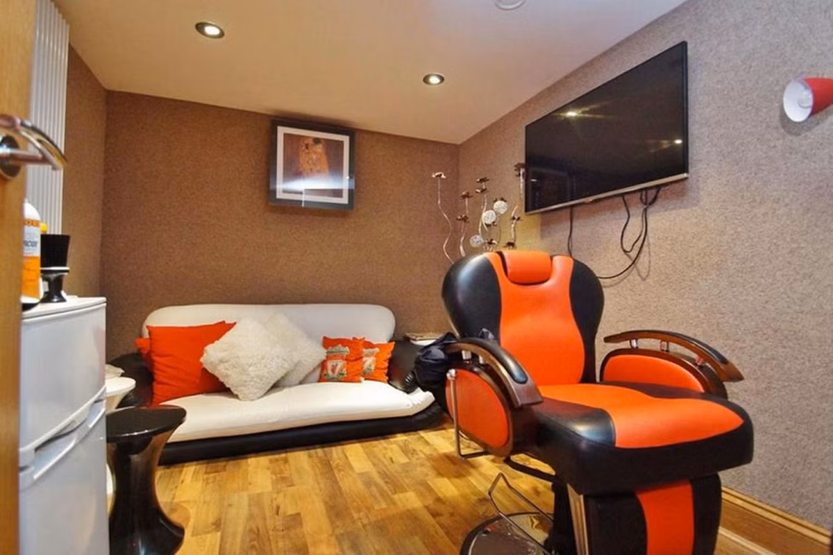 Sterling là cầu thủ rất chăm chuốt đầu tóc nên anh đã để hẳn một căn phòng trong biệt thự Southport cho việc cắt tóc của mình.