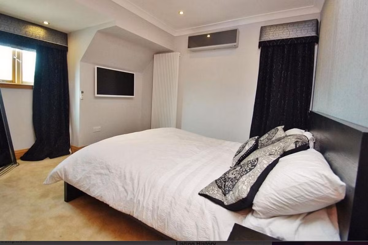 Tất cả những trang thiết bị trong căn biệt thự của Sterling đều là thứ đắt tiền và cao cấp.