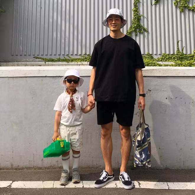 Concept chụp ảnh của cặp bố con Hàn Quốc này cũng không cần phải diễn sâu, chỉ cần nắm tay rồi nhìn vào ống kính, hoặc nhìn nhau là đã đủ.