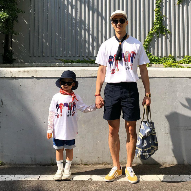 Lướt qua trang Instagram của Park Hyun Dong, người ta đoán rằng, chủ nhân của những bức ảnh chất lừ của hai bố con nhà này không phải ai khác mà chắc chắn là người mẹ.