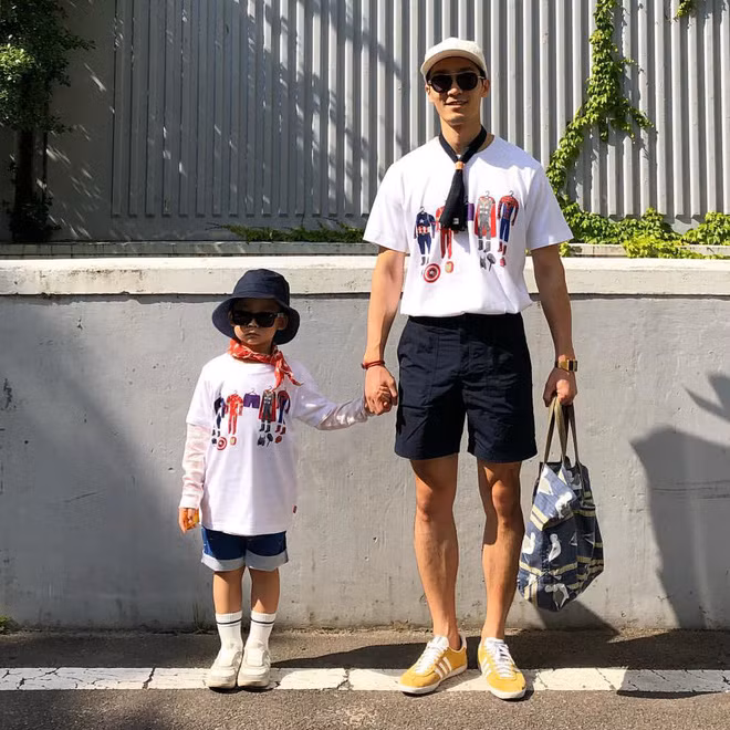 Lướt qua trang Instagram của Park Hyun Dong, người ta đoán rằng, chủ nhân của những bức ảnh chất lừ của hai bố con nhà này không phải ai khác mà chắc chắn là người mẹ.