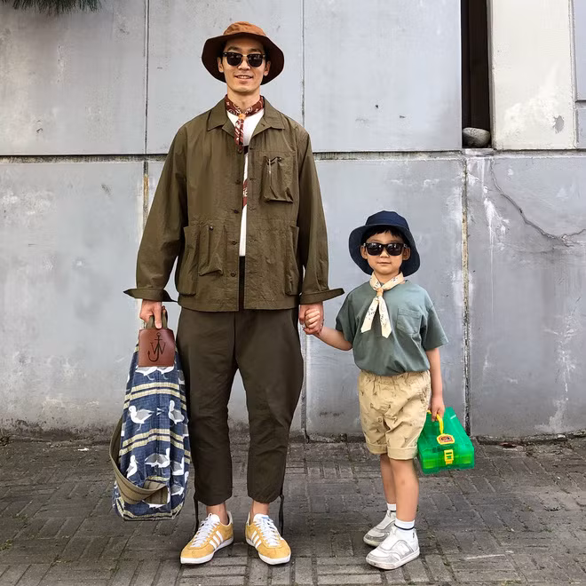 Cặp bố con gây ấn tượng bằng phong thái thời trang "hot trend" đó là anh Park Hyun Dong và cậu con trai 5 tuổi. Park Hyun Dong hiện là một người mẫu tự do tại Hàn Quốc.