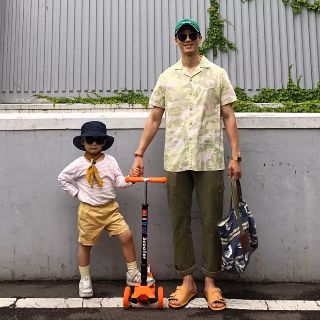 Màu sắc trang phục của hai bố con không cố định mà thay đổi từ gam màu tươi tắn, sáng sủa sang những gam màu tối, trầm, đôi lúc hai bố con nhà này diện đồ chẳng cùng tông nhưng thế nào cuối cùng vẫn lại cực kì phù hợp.