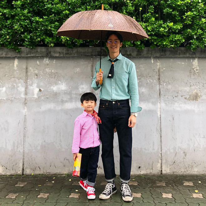 Ông bố có gương mặt khá điển trai, dáng người cao ráo và có phong cách thời trang chất lừ. Cậu con trai cũng chẳng hề kém cạnh chút nào. Vì thế, hai bố con chỉ cần đứng cạnh nhau thôi, mọi thứ còn lại cứ để mẹ lo.