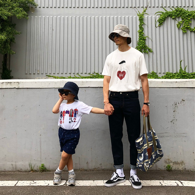 Phong cách thường ngày của hai bố con Park Hyun Dong khá đơn giản, thường ưu tiên những item thoải mái và thanh lịch như áo phông, quần shorts, đi giày sneakers.