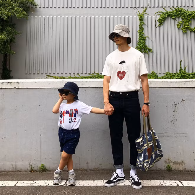 Phong cách thường ngày của hai bố con Park Hyun Dong khá đơn giản, thường ưu tiên những item thoải mái và thanh lịch như áo phông, quần shorts, đi giày sneakers.