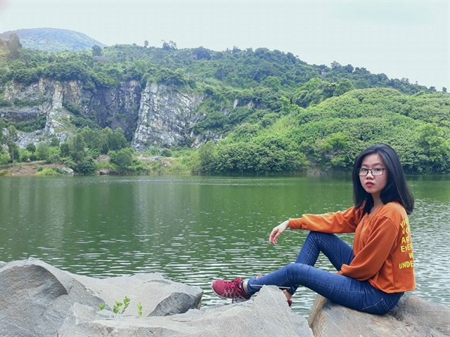 Khoảnh khắc chiều hoàng hôn nơi đây đẹp đến đầy mộng mị, ánh nắng đỏ soi rọi xuống mặt hồ lấp lánh, lũ chim rừng ráo rác gọi nhau vê tổ, cảnh tượng vô cùng thi vị.