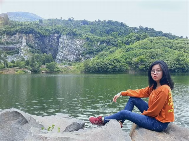 Khoảnh khắc chiều hoàng hôn nơi đây đẹp đến đầy mộng mị, ánh nắng đỏ soi rọi xuống mặt hồ lấp lánh, lũ chim rừng ráo rác gọi nhau vê tổ, cảnh tượng vô cùng thi vị.