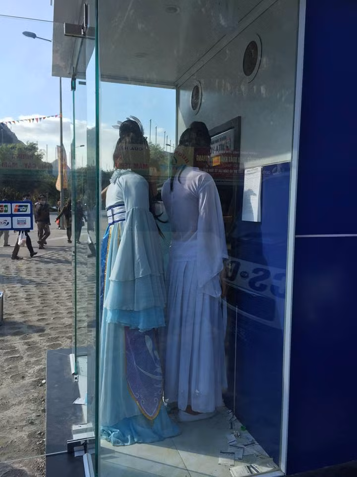 Liên lạc với chủ nhân của bức ảnh là Jin Phạm, PV nhận được câu trả lời về những bức ảnh này rằng: "Đây thực chất là những bức ảnh vui mình ghi lại khi thực hiện bộ ảnh cổ trang cho hai vị khách của mình tại khu du lịch Tràng An – Bái Đính (Ninh Bình) chứ hoàn toàn không có thật như vậy". Ảnh: FB Jin Phạm.