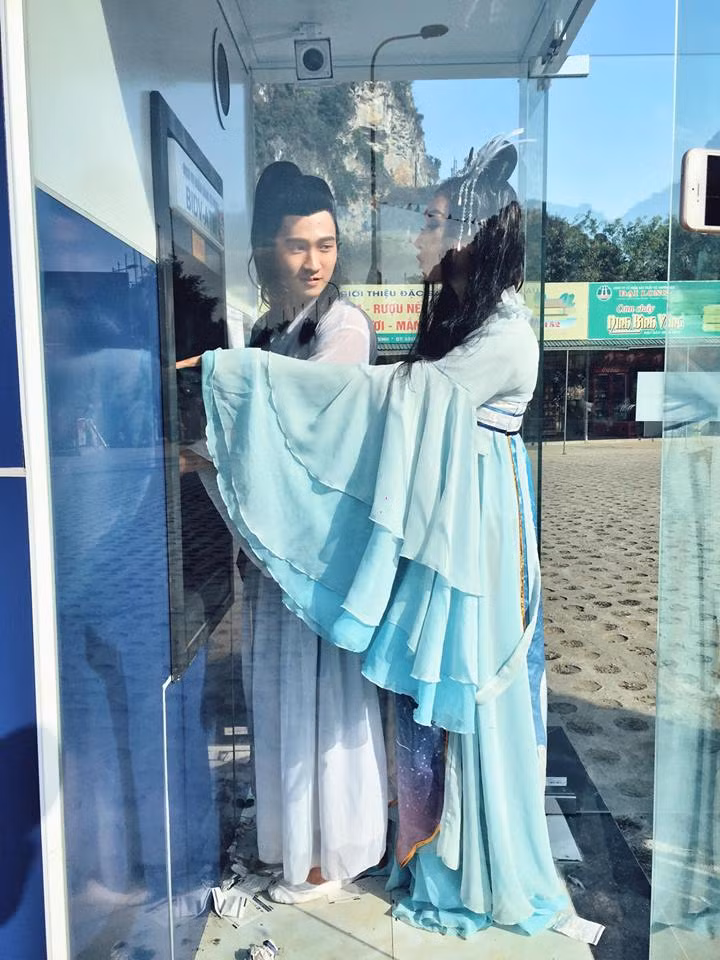 Chưa dừng lại ở đó, tác giả của bức ảnh còn chụp lại cảnh hai nhân vật Cô Cô và Quá nhi phải vào cây ATM để rút tiền nộp phạt vì lỗi vi phạm của mình: "Sau đó, Quá Nhi đành phải vào ATM rút ngân lượng mà buồn thay cây không có Bạc lẻ thế nên là hai cô chú cãi nhau đi bộ về". Ảnh: Jin Phạm