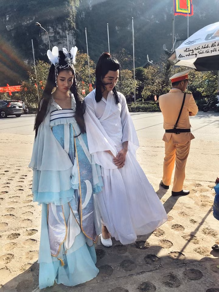 Cô Cô và Dương Quá là hai nhân vật xuất hiện trong tiểu thuyết "Thần điêu hiệp lữ" của nhà văn Kim Dung từng được rất nhiều thế hệ người Việt biết tới. Mới đây, trên Facebook Việt, cư dân mạng đã chia sẻ bức ảnh hai người hóa tranh, ăn mặc rất giống hai nhân vật trong phim kiếm hiệp này tham gia giao thông tại Việt Nam và bị bắt xe khiến nhiều người vừa thấy đã phì cười. Ảnh: FB Jin Phạm.