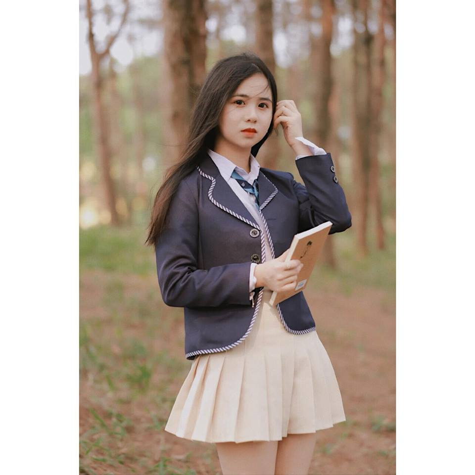 Hồng nhập học ĐH Luật từ ngày 22/7 do được tuyển thẳng. Trước đó, cô gái từng đạt giải nhì học sinh giỏi môn Văn tỉnh Lào Cai và huy chương đồng học sinh giỏi Văn khu vực Duyên hải Bắc Bộ.