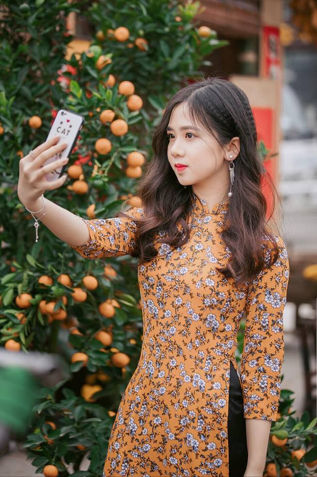 Ngoài việc nộp học bạ để xét tuyển, Hồng cũng tham gia kì thi đại học vừa qua và đủ điểm đỗ học viện Báo chí và Tuyên truyền, Đại học Sư phạm, khoa Luật của Đại học Quốc gia Hà Nội và Đại học ngoại ngữ.