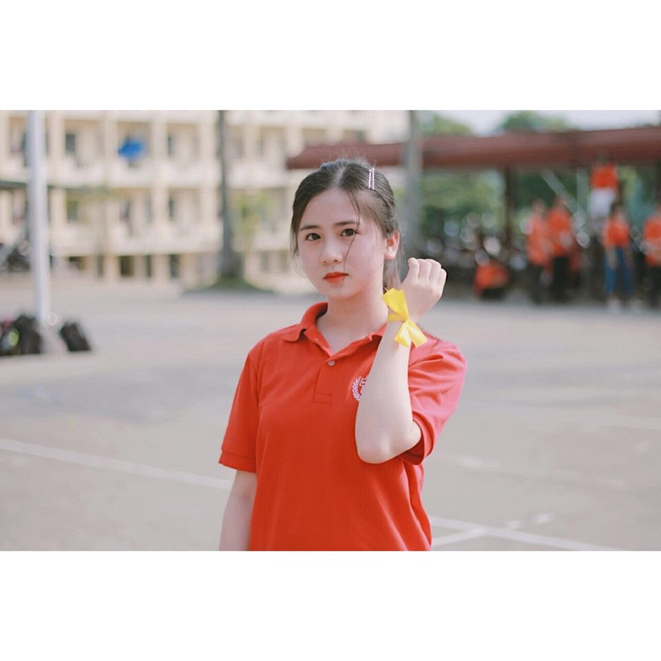 Sau khi những bức ảnh của Hồng được đông đảo dân mạng chú ý, cô bạn này đã có những chia sẻ đầu tiên: "Hôm qua, em quay lại thăm trường cũ. Tình cờ, bạn em mở điện thoại cho xem thì em mới biết.