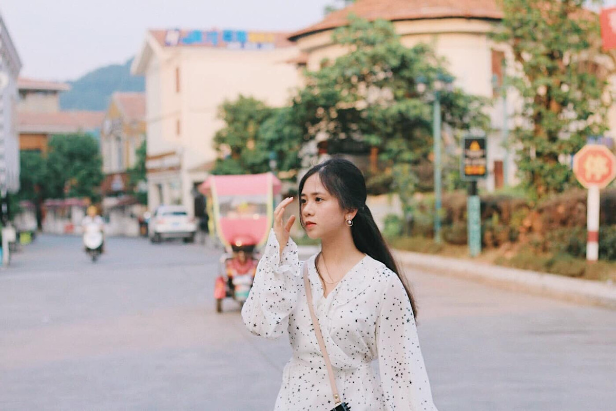 Nguyễn Thị Hồng chia sẻ gia đình có hai chị em gái nhưng cô thường xuyên bị nhầm là em vì chỉ cao 1m52 và có khuôn mặt trẻ hơn tuổi.