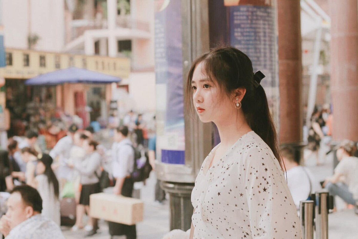 Nhìn chung em khá bất ngờ và vui khi được mọi người biết đến. Facebook cá nhân tăng thêm lượt follow, một số bạn cùng khóa mới trong trường Luật chủ động kết bạn. Chúng em làm quen với nhau cho đỡ bỡ ngỡ. Còn lại đều là những bình luận tích cực". Hồng chia sẻ thêm.