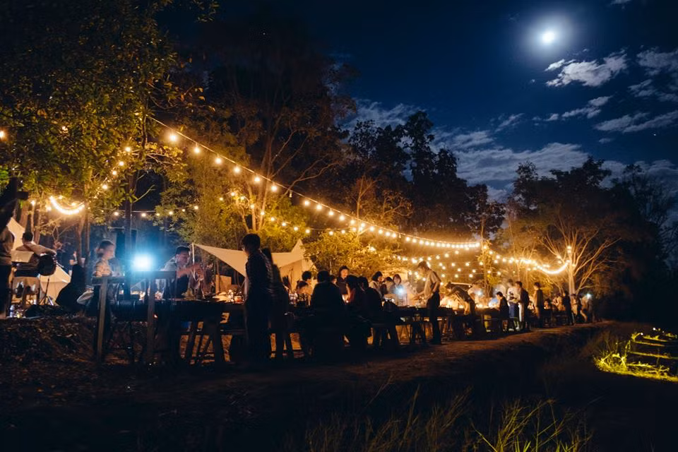 Kể cả khi lên đèn, Camp Meating có vẻ quyến rũ của riêng mình.