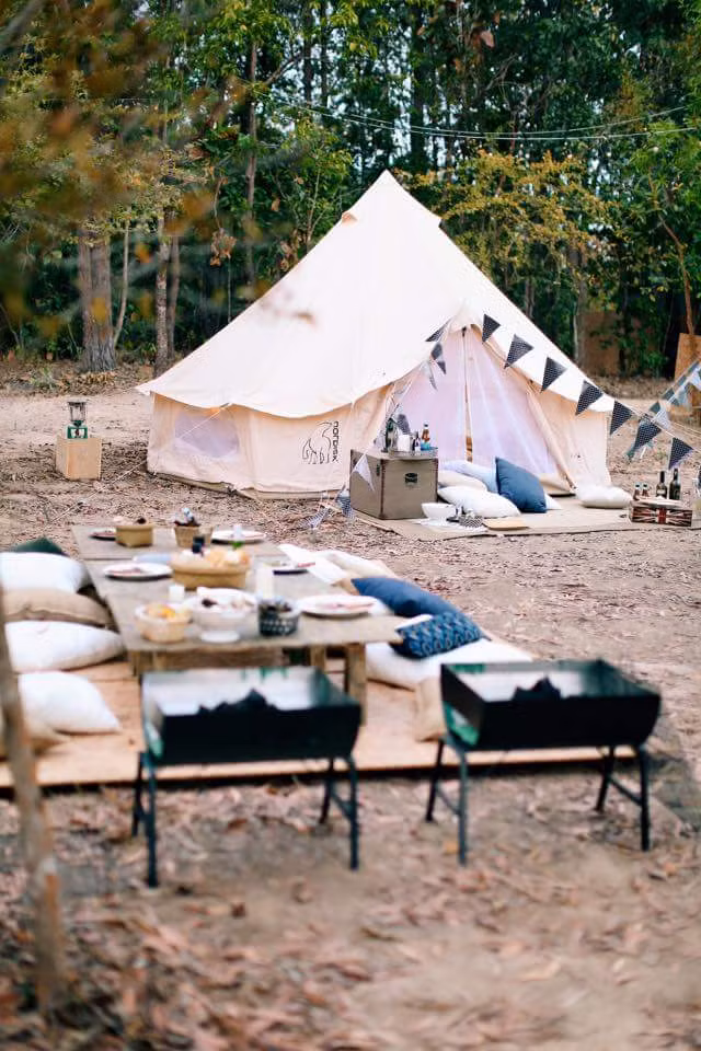 Hằng năm, khu cắm trại mang phong cách vintage Camp Meating mở 3 lễ hội cắm trại lớn với những khu vực dựng lều cạnh bờ sông. Vào những đợt trại lớn này, các bạn có thể tham dự nhiều hoạt động và tận hưởng cảm giác vô cùng thoải mái và bình yên.