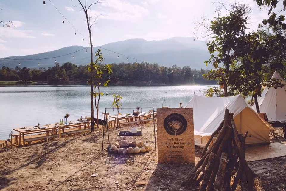 Khu cắm trại Camp Meating được xây dựng bên một bờ hồ nhỏ, thơ mộng và tràn đầy không khí giúp các du khách cảm nhận được rằng tâm hồn mình được mở rộng và tự do trong khung cảnh vô cùng hữu tình.