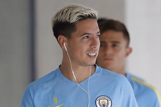 Kiểu tóc không ăn khớp với khuôn mặt của Samir Nasri khiến cầu thủ người Pháp bị chế giễu trên mạng xã hội.