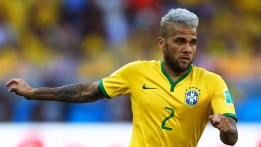World Cup 2014 được tổ chức tại quê nhà, Daniel Alves đã trình làng bộ tóc bạch kim khá ấn tượng.