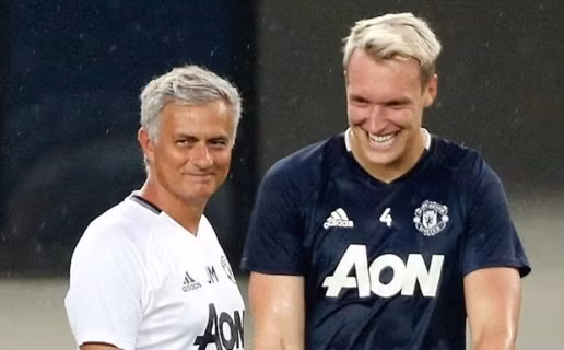 Phil Jones cũng là cầu thủ có mái tóc bạch kim thời thượng. Thân hình vạm vỡ, săn chắc của chàng cầu thủ sinh năm 1992 này ghi điểm rất nhiều trong mắt tân HLV Mourinho.