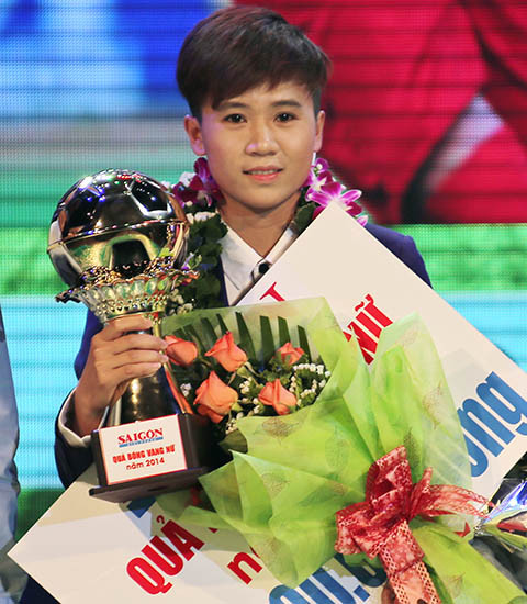 Năm 2015 đánh dấu là một năm thành công của Nguyễn Tuyết Dung. Cô gái xinh năm 1996 này được nhắc đến rất nhiều khi vượt mặt các đàn chị tại ĐT bóng đá nữ Việt Nam và giành quả bóng vàng.