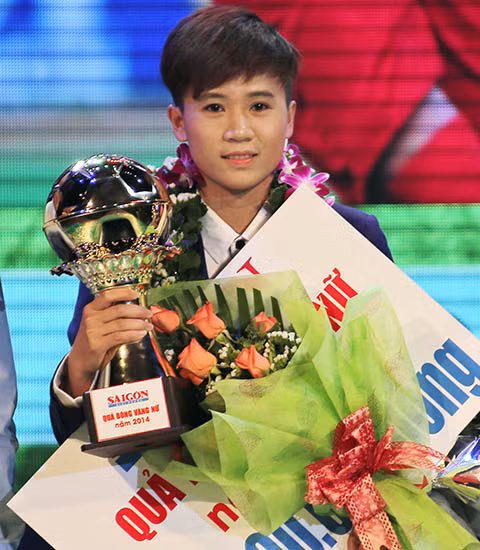 Năm 2015 đánh dấu là một năm thành công của Nguyễn Tuyết Dung. Cô gái xinh năm 1996 này được nhắc đến rất nhiều khi vượt mặt các đàn chị tại ĐT bóng đá nữ Việt Nam và giành quả bóng vàng.