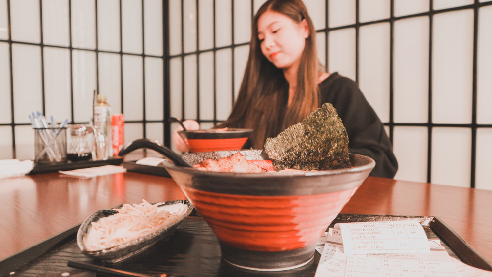 Chỉ sau vài phút gọi đồ, một bát mì rất đẹp mắt và những món ăn kèm đúng phong cách mì Ramen của Nhật Bản đã được bày sẵn trước mặt các thực khách.