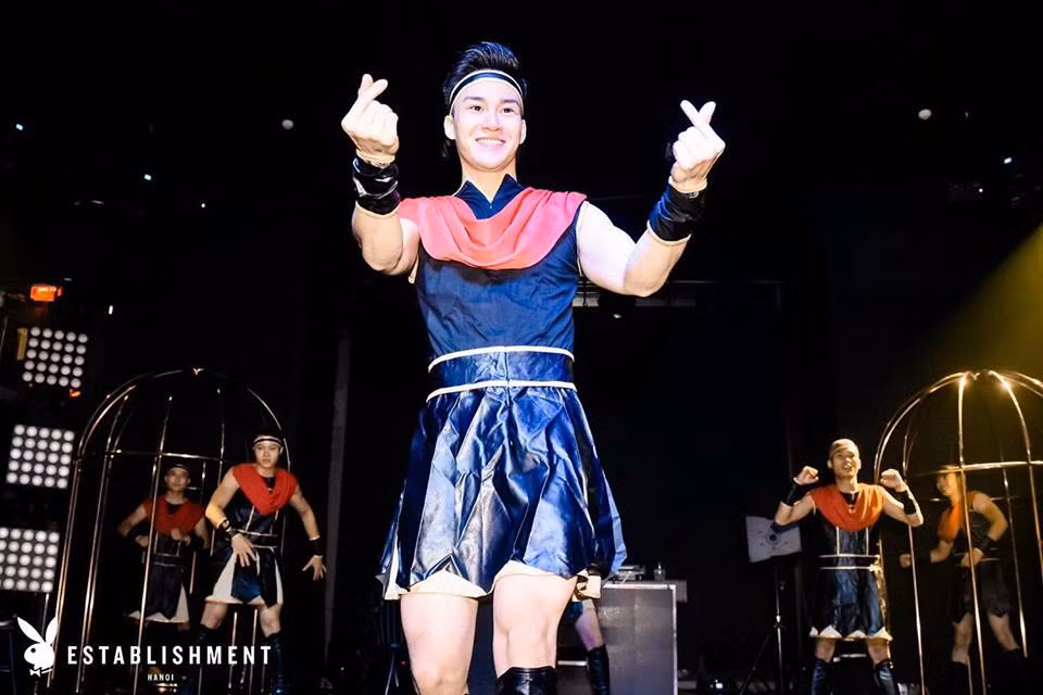 Không chỉ vậy, với vẻ ngoài rắn rỏi, nam tính cùng cơ bắp 6 múi được rèn luyện hằng ngày, Tưởng Ngọc Minh nhận được rất nhiều lời mời làm gương mặt đại diện cho các nhãn hàng dành cho quý ông.