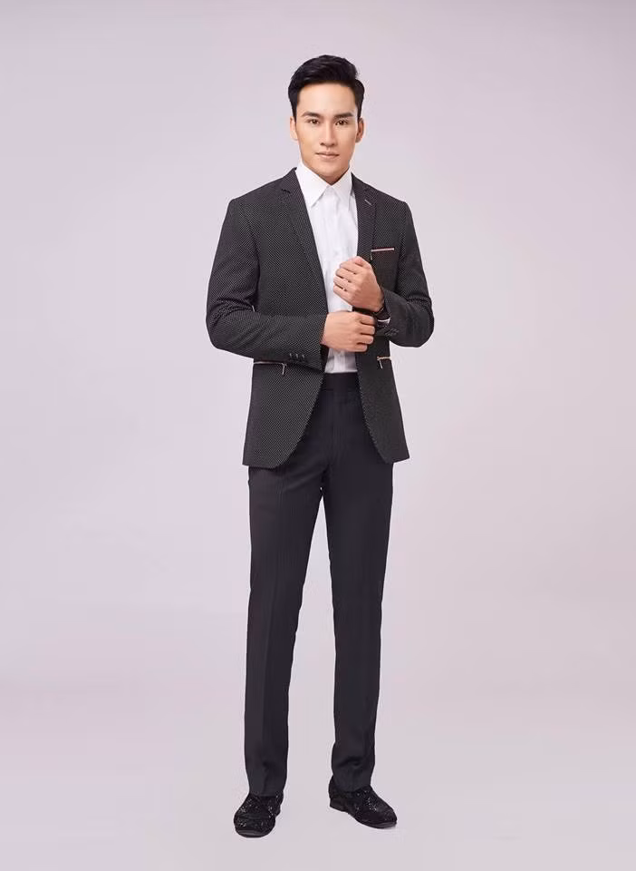 Hào nhoáng về đêm tại các tụ điểm ăn chơi của giới trẻ, nhưng ít ai biết rằng, nhiệm vụ hàng ngày của Ngọc Minh là sửa chữa và thay thế các chi tiết điện thoại hỏng hóc do khách hàng gửi đến trung tâm bảo hành.