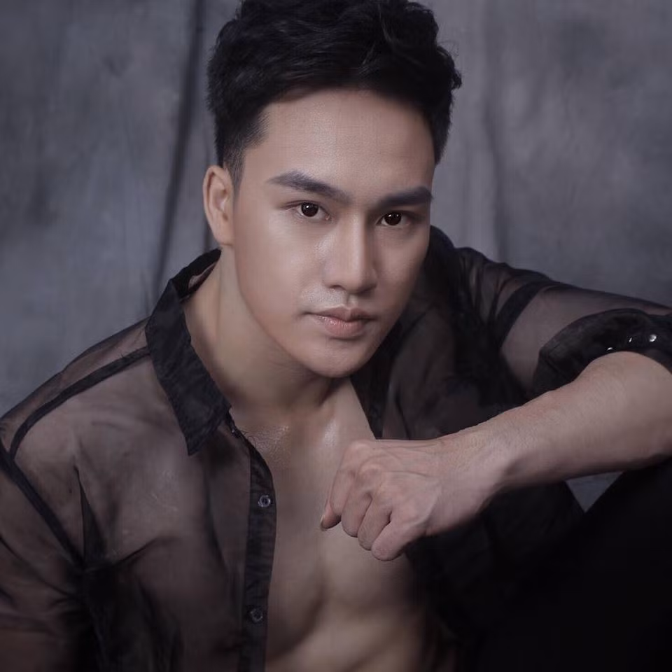 Tưởng Ngọc Minh sinh năm 1991 hiện là một vũ công bar với thâm niên 3 năm trong nghề. Cuộc sống của anh vô cùng thú vị, khác biệt giữa hai thời điểm: ban đêm và ban ngày.