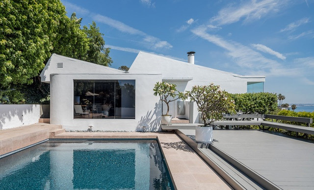 Ngôi nhà rộng hơn 282 m2 với 4 phòng ngủ và 4 phòng tắm này được Maxine Adams mua vào tháng 12/2019 để làm nơi nghỉ dưỡng. Nơi ở chính của bà là một căn nhà 11,7 triệu USD ở thủ đô London, Anh và một căn hộ cao cấp tại Monaco.