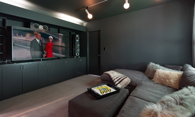 Khu vực thư giãn, giải trí mang một gam màu xám lạ mắt, được trang bị các hệ thống màn hình, âm thanh hiện đại.