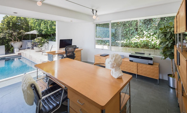 Phòng làm việc nhỏ nhắn, sáng sủa và ngập tràn ánh sáng tự nhiên nằm ở tầng trên cùng của căn biệt thự.